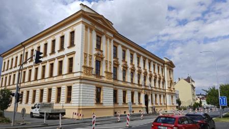 Jižní fasáda historické chlapecké školy v Domažlicích prošla kompletní obnovou