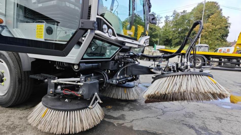 Domažlice modernizují úklid města: Nový zametací stroj je o dvě generace dál