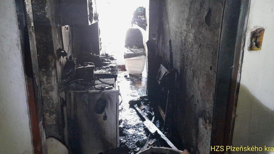 Aktualizováno: Požár bytu v domě u vlakového nádraží. Jeden člověk je vážně zraněný, popálil se a vyskočil z okna