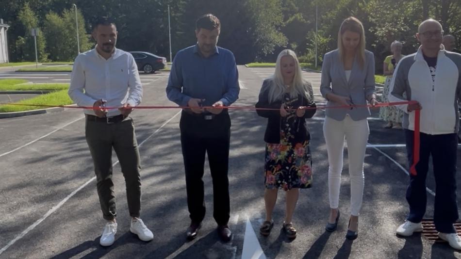 Konec parkování na trávě. U nemocnice v Mariánských Lázních vyrostlo moderní parkoviště