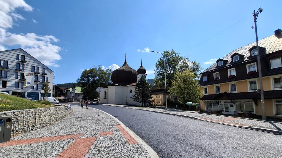 Měsíce objížděk skončily. V Železné Rudě už slouží řidičům zrekonstruovaný průtah městem