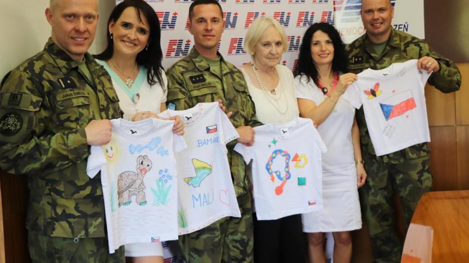 Malovaná trička od malých pacientů FN Plzeň udělají radost dětem v Africe