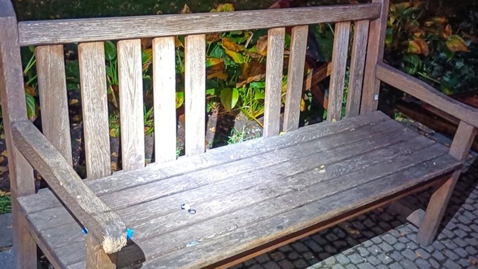 Střepy z lahví, poškozené lavičky. V Křižíkových sadech řádila parta mladých lidí