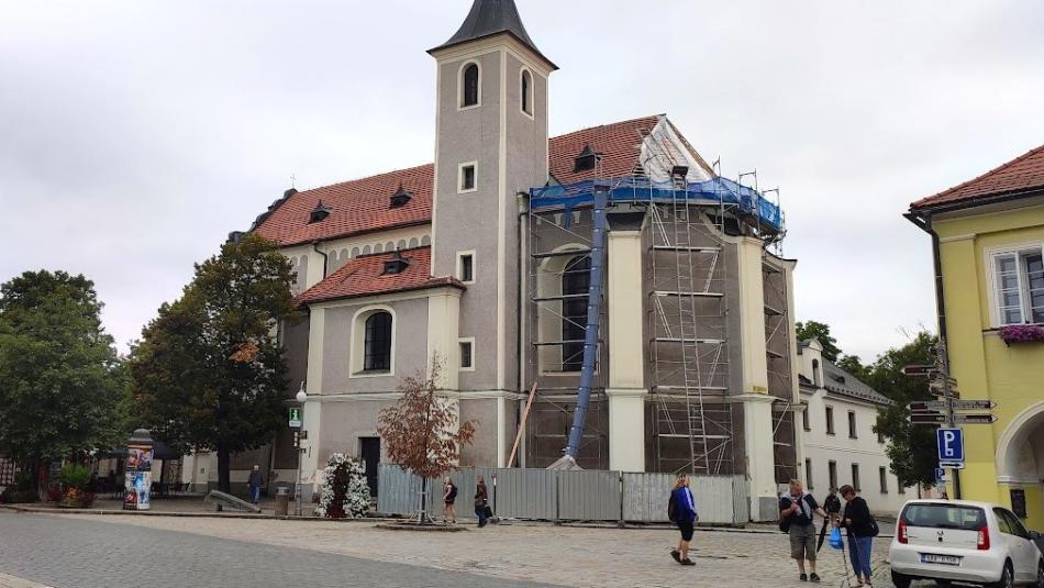 Na klášterním kostele v Domažlicích začala renovace střechy