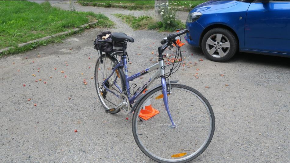 Opilý cyklista spadl na zaparkované auto a poškrábal ho, pokutu přesto platil jeho majitel