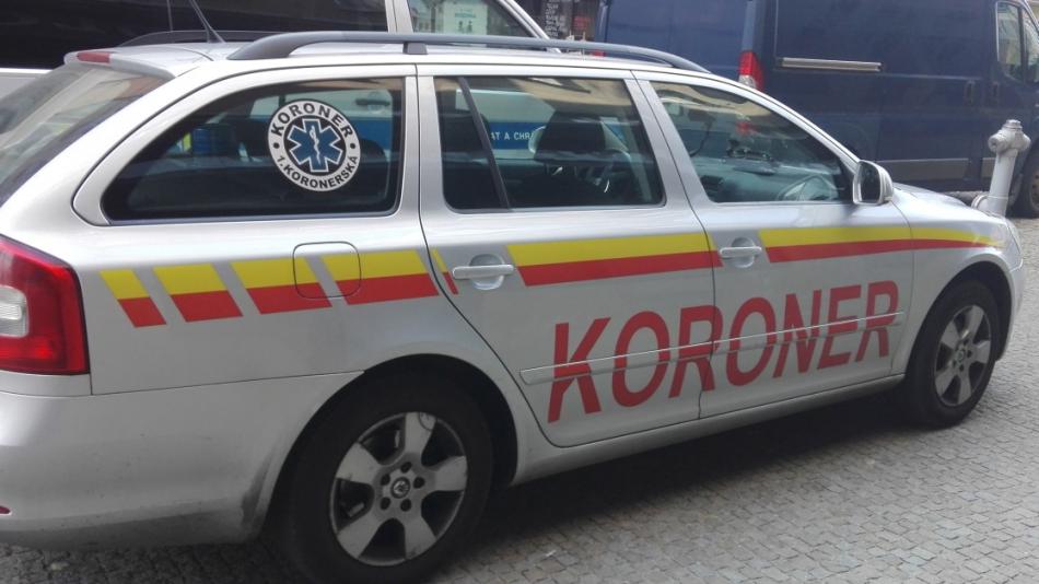 Při požáru bytu v Klatovech našli hasiči jednoho mrtvého, policisté pátrají po osádce auta!