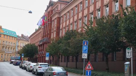 Na Krajském úřadě Plzeňského kraje zasahují kriminalisté kvůli manipulaci s veřejnými zakázkami