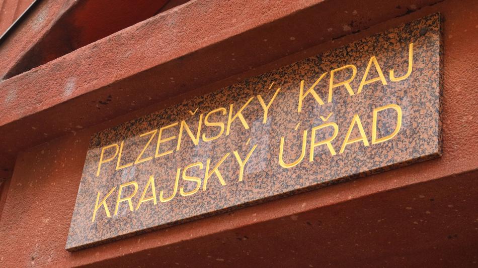Rada Plzeňského kraje schválila zpracování auditu firmy, kde zasáhla NCOZ