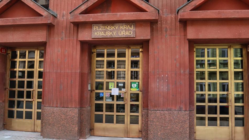 Dva lidi obviněné po zásahu na plzeňském krajském úřadě poslal soud do vazby
