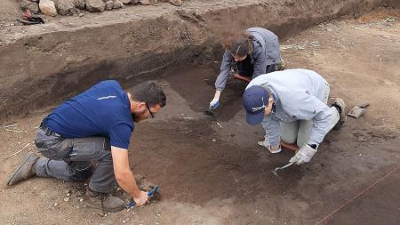 Archeologové z Plzně objevili unikátní mohylu s pohřbem dítěte