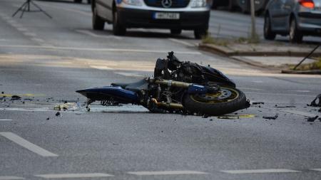 Tragická nehoda mezi Hartmanicemi a Chlumem, řidič mopedu na místě zemřel
