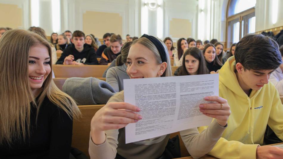 Do nového akademického roku na ZČU nastupuje o 10 procent prváků víc