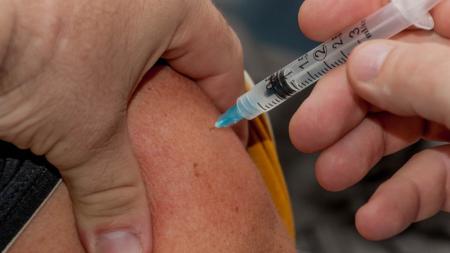 Očkovat třetí dávkou se chce v sociálních zařízeních Plzeňského kraje méně lidí