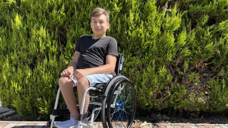 Jako dítě porazil Oliver rakovinu, ale zůstal ochrnutý. S novým vozíkem žije naplno a sportuje
