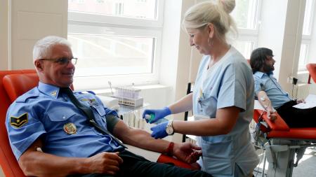 Společná kampaň města na podporu dárcovství krve pokračuje. Provázet ji bude dál slečna Hrdost