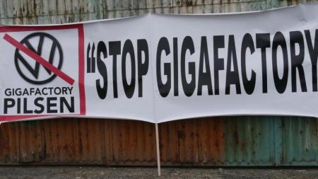 V Plzni sbírají podpisy k referendu proti gigafactory!
