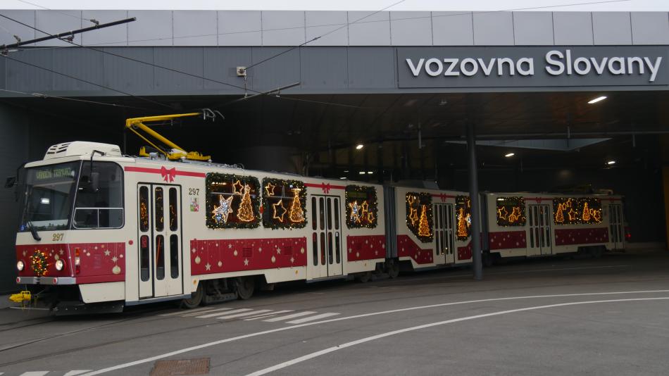 Vánoční tramvaj právě vyjela do ulic Plzně!