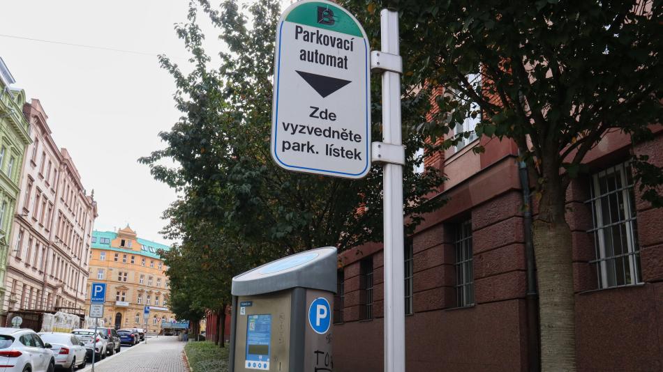 Řidiči elektroautomobilů mají smůlu. Za parkování po Plzni už musí platit