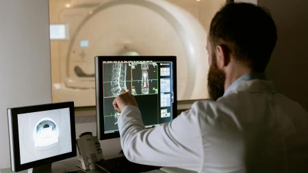 Karlovarský kraj láká do svého regionu radiologické asistenty, navýšil jim náborový příspěvek