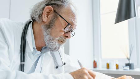 Karlovarský kraj podpořil další desítku praktických lékařů nad 65 let