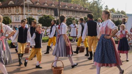 Luhačovice budou čtyři dny žít dětským folklorním festivalem Písní a tancem