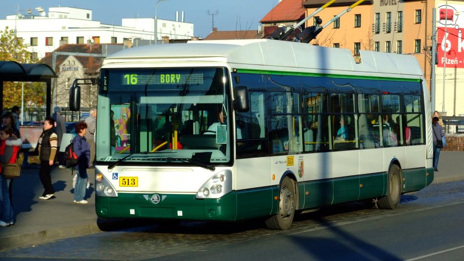 Kvůli rekonstrukci křižovatky mění trolejbusové a autobusové linky trasu