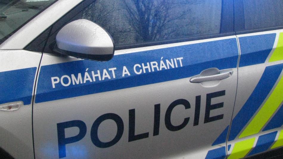 Muž se vloupal do auta, ale nenašel klíč, aby odjel. Pak počkal na policisty