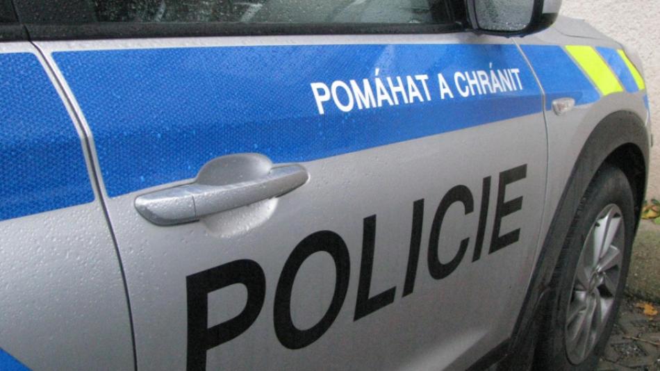 Policisté v Plzni řeší kuriózní případ. Před deštěm se mladíci schovali do cizího auta!