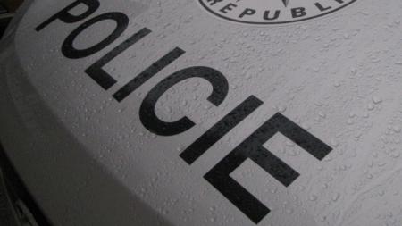 Neznámý pachatel podrazil seniorce nohy na zastávce. Policisté po něm pátrají!