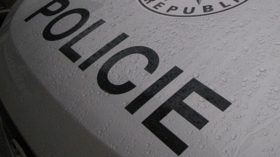 Neznámý pachatel podrazil seniorce nohy na zastávce. Policisté po něm pátrají!