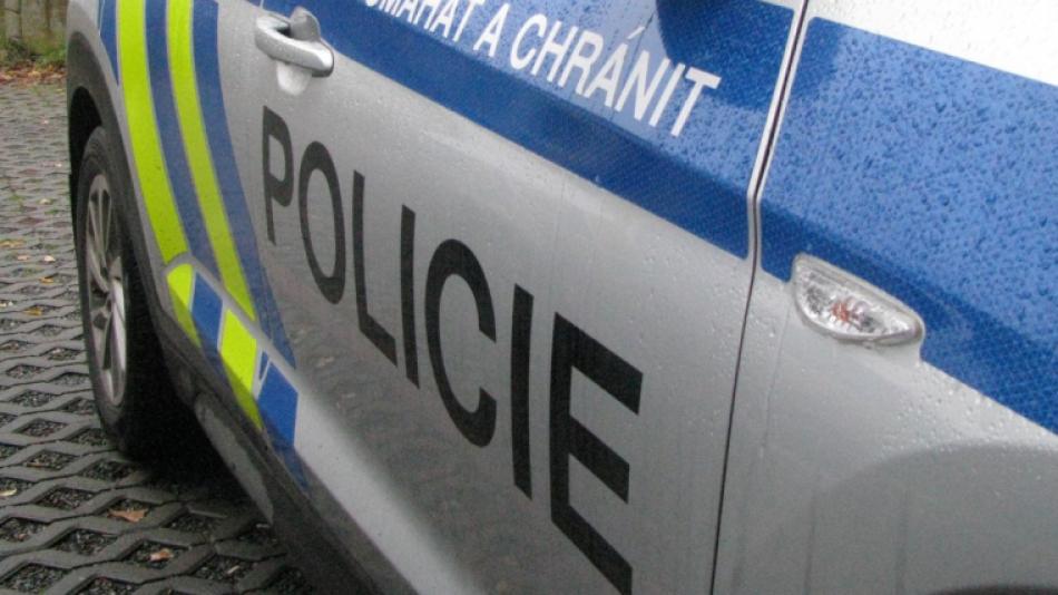 Při přejíždění z jednoho pruhu do druhého se v Plzni srazila dvě auta. Policisté pátrají po svědcích