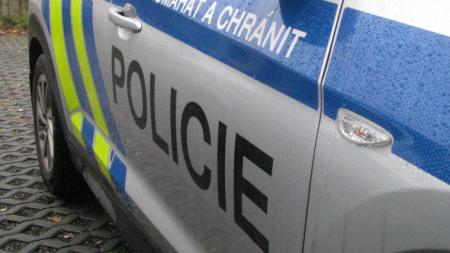 Při přejíždění z jednoho pruhu do druhého se v Plzni srazila dvě auta. Policisté pátrají po svědcích