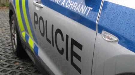 Starším ženám strhával řetízky z krku, policisté pátrají po dalších poškozených