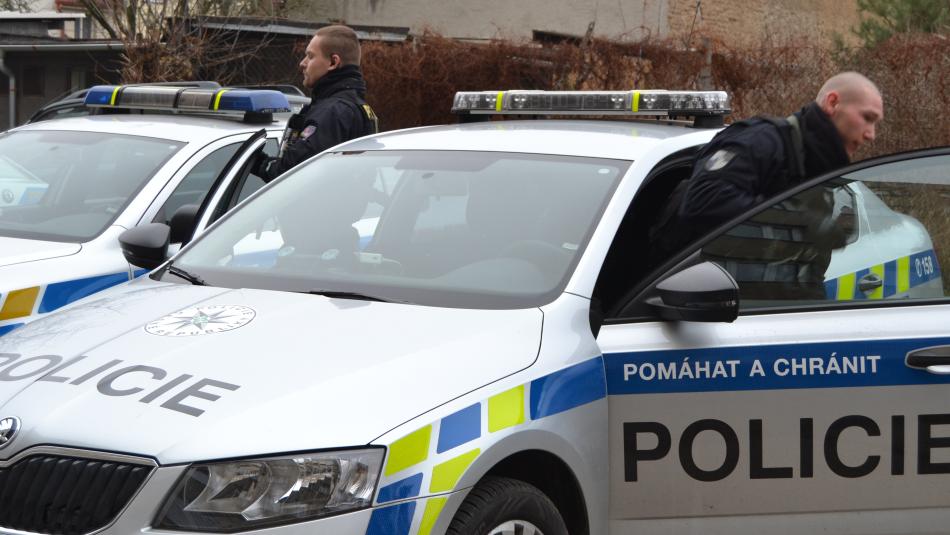 Policie prohledává kvůli anonymnímu oznámení o bombách nádraží v Plzni