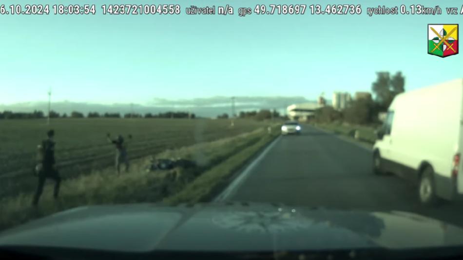 VIDEO: Aby se vyhnul policejní kontrole, nahlásil, že je na soudu bomba. Pak policistům ujížděl na kradené motorce