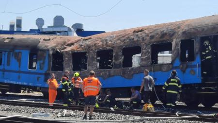 Požár vlaku zcela zničil dva vagóny, hasiči bojovali s vedrem