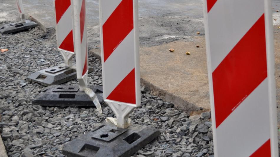 Stavební práce omezují provoz v ulici Na Roudné