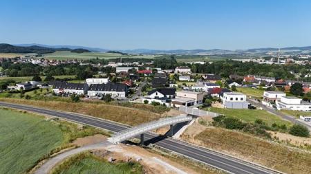 Klatovy mají novou lávku pro pěší a cyklisty. Propojuje město s okolními stezkami