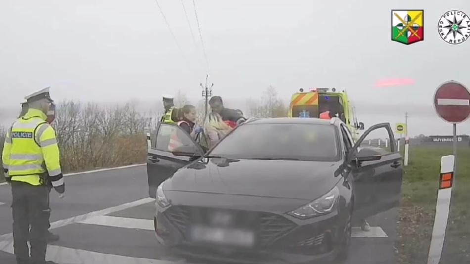 Rodíme, zastavil policisty na dálnici řidič auta