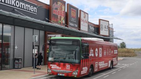 V Plzni jezdí bezplatná autobusová linka. Vozí cestující na nákupy!