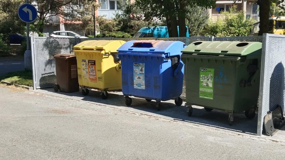 Kolem popelnic zůstávaly odpadky, pomoci mají separační body