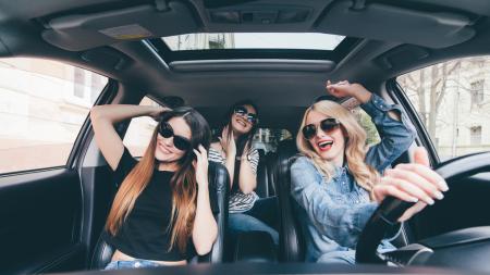 Nejlepší písničky do auta: co si pustit při řízení