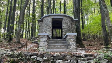 Na vrchu Čerchově je nové místo pro turisty, opravená kamenná Emerichova studna
