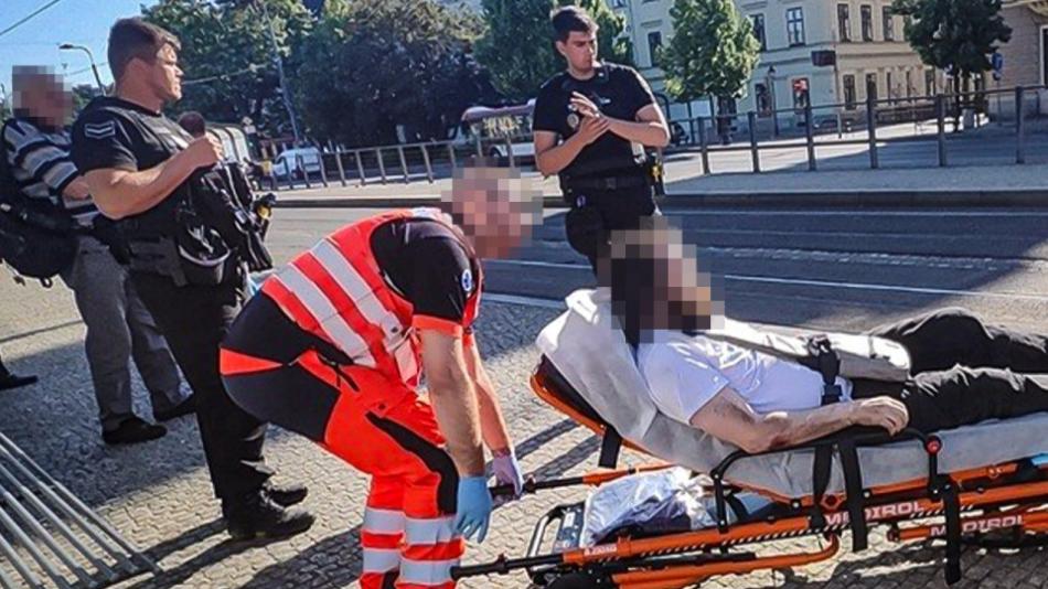 Muže napadli na tramvajové zastávce. Policie hledá svědky