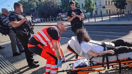 Muže napadli na tramvajové zastávce. Policie hledá svědky