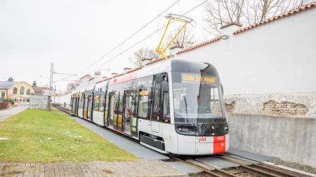 První nová tramvaj pro Prahu Škoda ForCity Plus 52T se poprvé projela na zkušební trati ve Škodovce