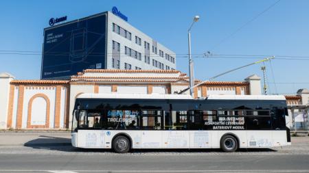 V ulicích Plzně jezdí nový trolejbus. Kdy se s ním svezou cestující?