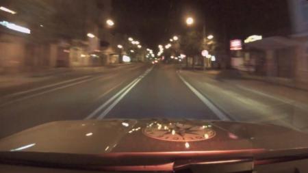 VIDEO: Opilý motorkář v Mariánských Lázních ujížděl policistům, nakonec havaroval