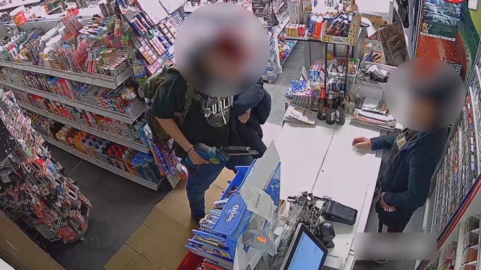 VIDEO: Útok v Horní Blatné: Muž napadl prodavačku elektrickou pilou