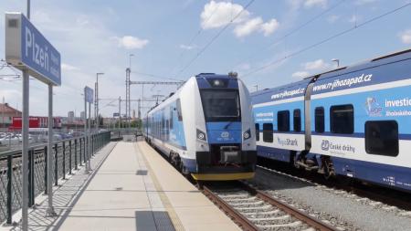 Z Plzně do Varů už jezdí nové soupravy, elektrické vlaky mají wifi i klimatizaci